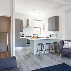  Apartment Modern Luxury Apartment, Sleeps 6, Location