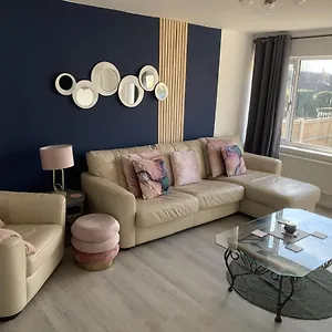 https://crowthorne-house-beautiful-home-for-8-guests-cul-de-sac.hotelsin-nottingham.com